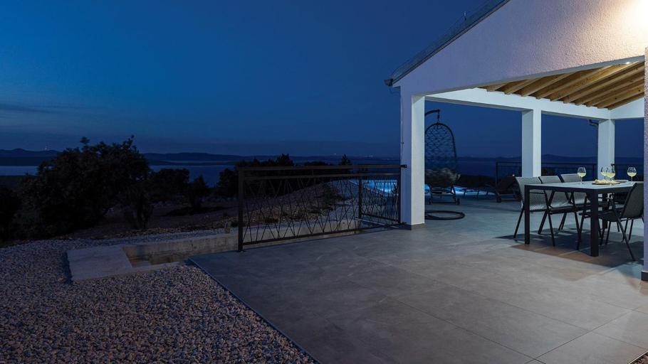 Others 4, Villa Horizont, Sali
