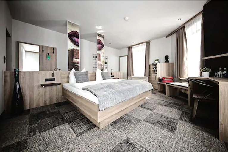 Bedroom 4, Alexxanders Restaurant & Bordinghouse, Chemnitz