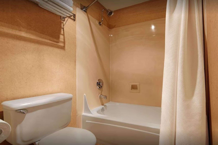 Bathroom 5, Pacifica Lighthouse Hotel Trademark Collection by Wyndham, San Mateo