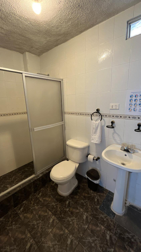 Bathroom 2, Hotel Espindola, Tulcán