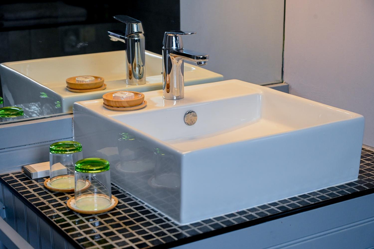 Bathroom 2, La Fontaine Dort, Manche