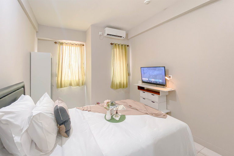 Cozy and Well Furnished Studio Grand Kamala Lagoon Apartment By Travelio, Kota Bekasi