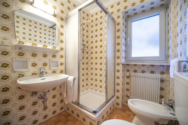 Bathroom 3, Alara Rooms, Bolzano