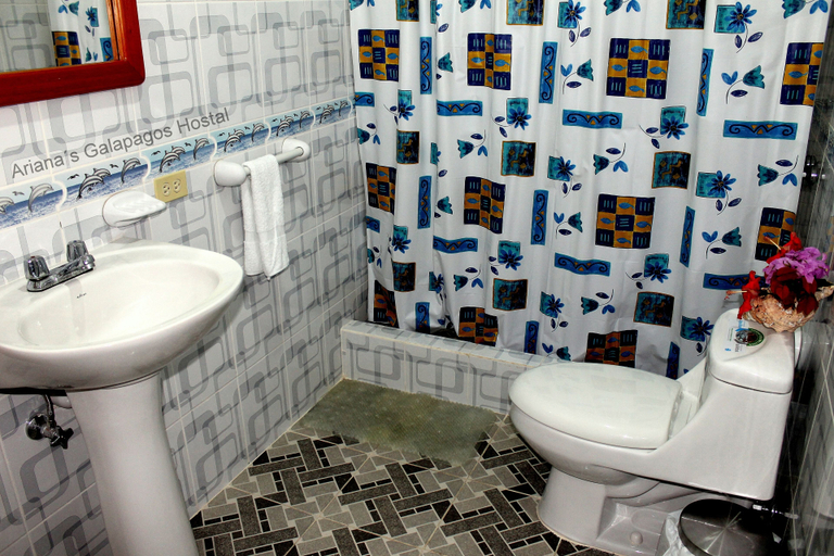 Bathroom 3, Ariana´S Galapagos Hostal, Santa Cruz