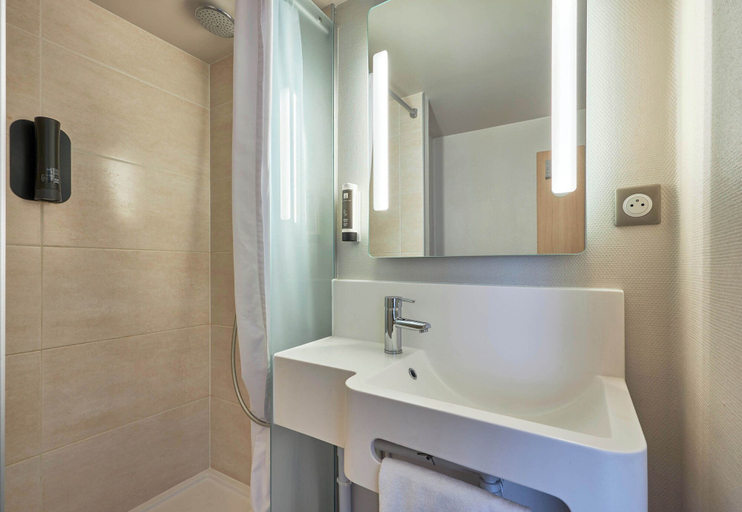 Bathroom 4, B&B HOTEL Honfleur, Calvados