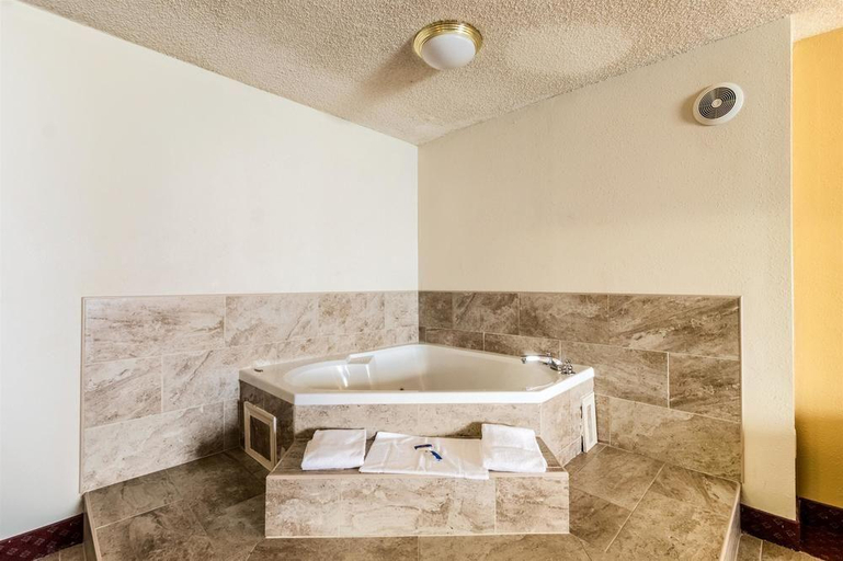 Bathroom 4, Econo Lodge Inn & Suites Chambersburg Central, Franklin