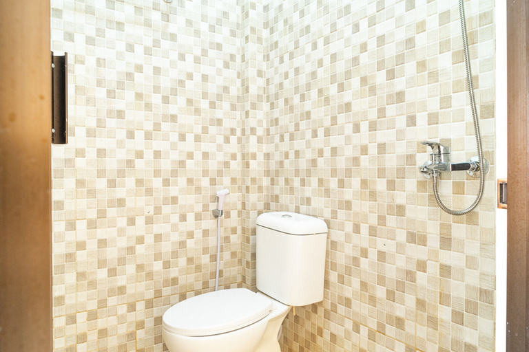 Bathroom, Formerly Reddoorz Syariah Jatisampurna Hospital, Bekasi