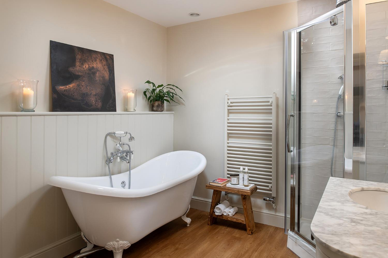 Bathroom 3, The Clock Tower & Dairy - Two x 2 Bed Barns with Indoor Pool, Oxfordshire