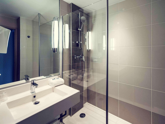Bathroom 4, Mercure Beaune Centre, Côte-d'Or