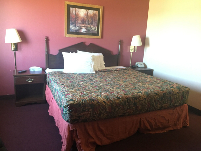 Bedroom 3, Derby Inn & Suites, Jessamine