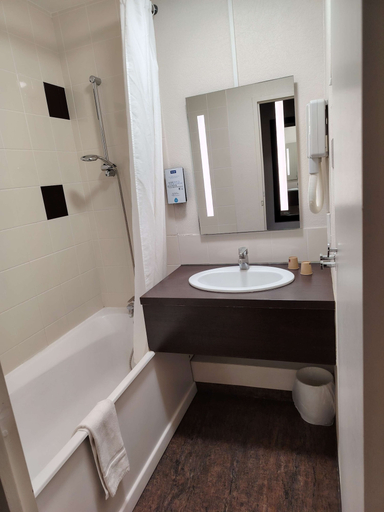 Bathroom 5, Kyriad Laon, Aisne