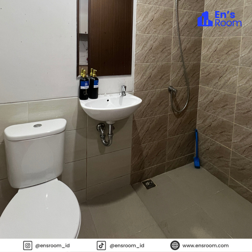 Bathroom, Apartemen Transpark Juanda Bekasi By Ensroom, Bekasi