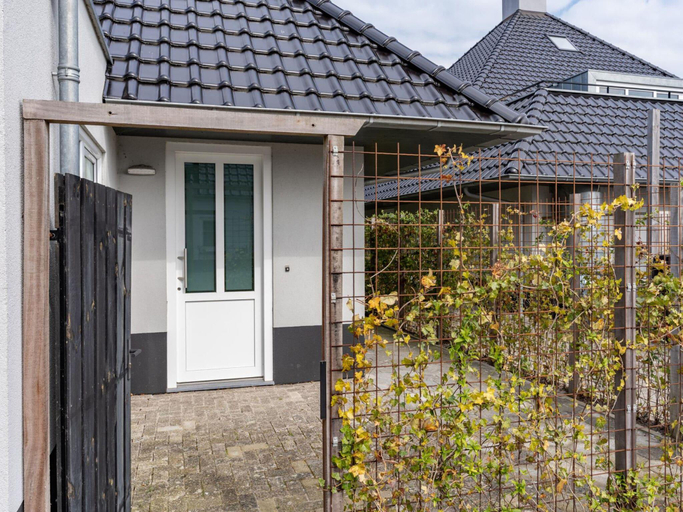 Others 5, Holiday Home in Sneek with Waterfront Jetty, Sneek