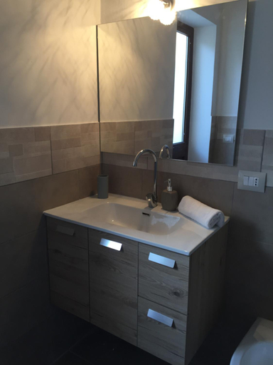 Bathroom 4, Domus Alice, Cagliari