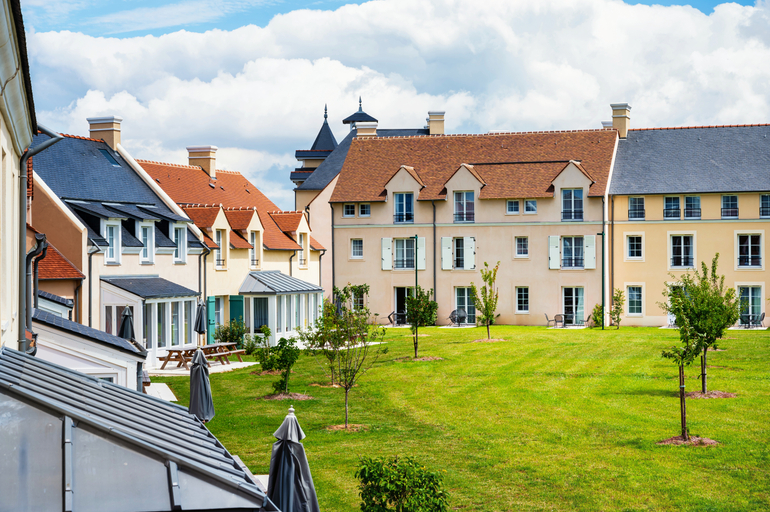 Exterior & Views