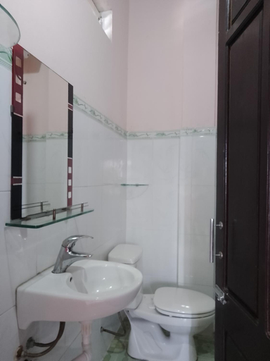 Bathroom 3, nhà nghỉ Hằng Nga, Đồng Hới