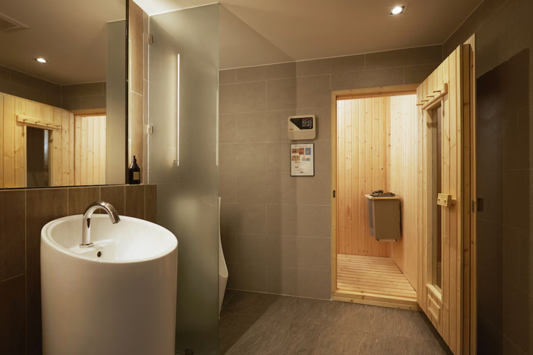 Bathroom 5, The Quarter Phromphong, Wattana