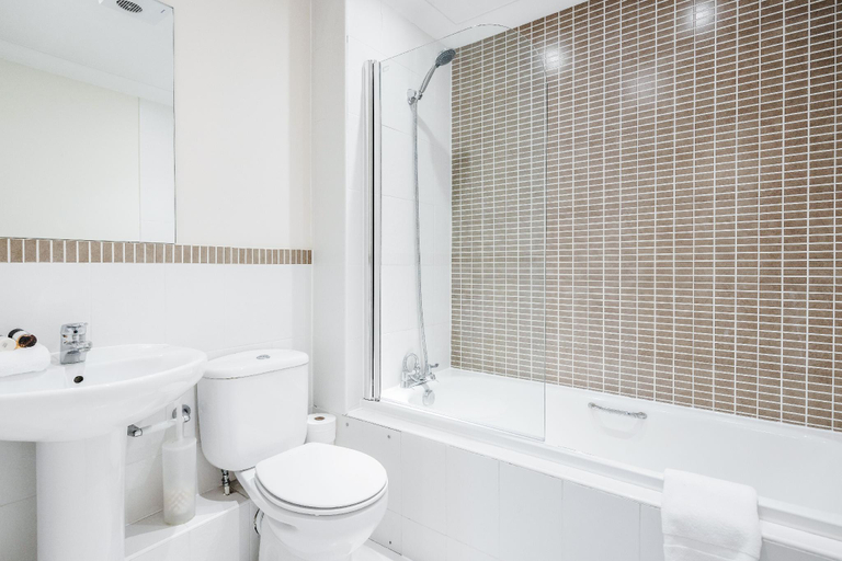 Bathroom, Roomspace Serviced Apartments - Royal Swan Quarter, Surrey