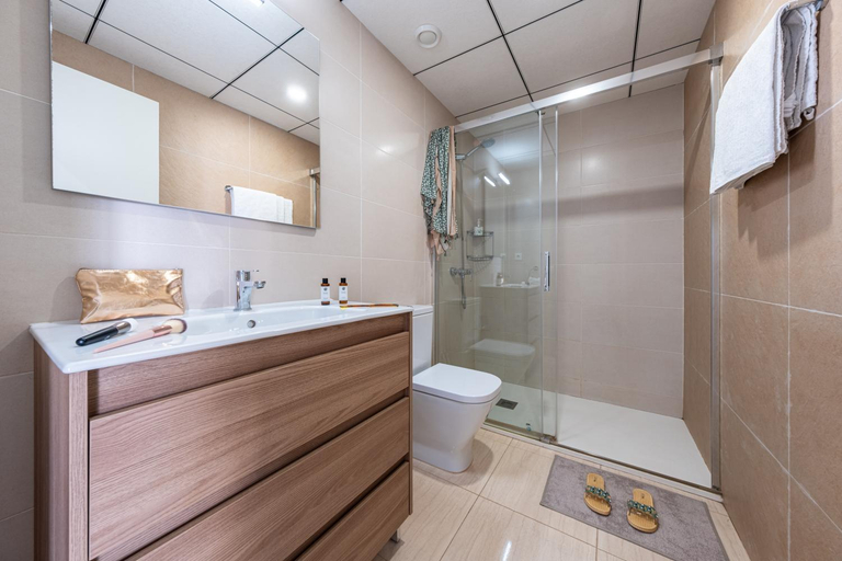 Bathroom 5, Tarragona Apartments, Tarragona