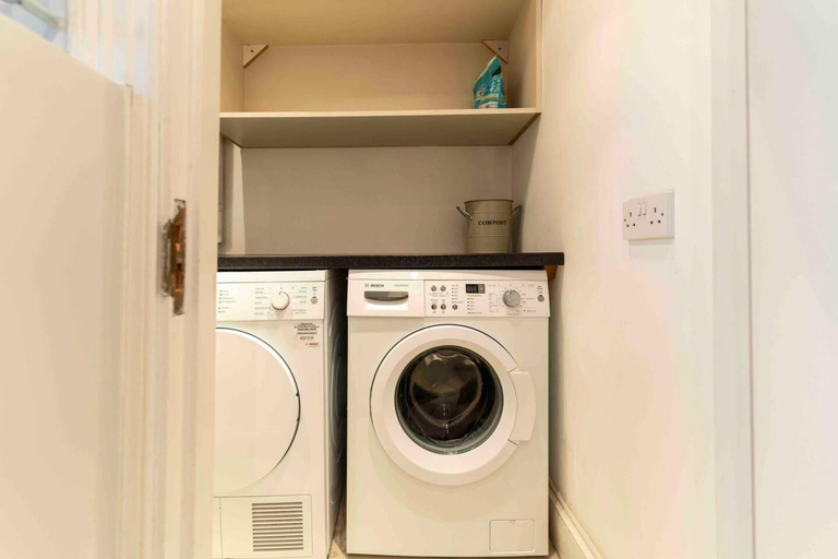 Bathroom 3, Spacious & Modern 3brs House in Central London, London