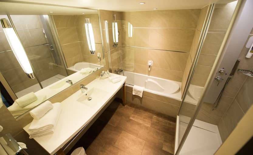 Bathroom 4, Hotel Mercure Beaune Centre, Côte-d'Or