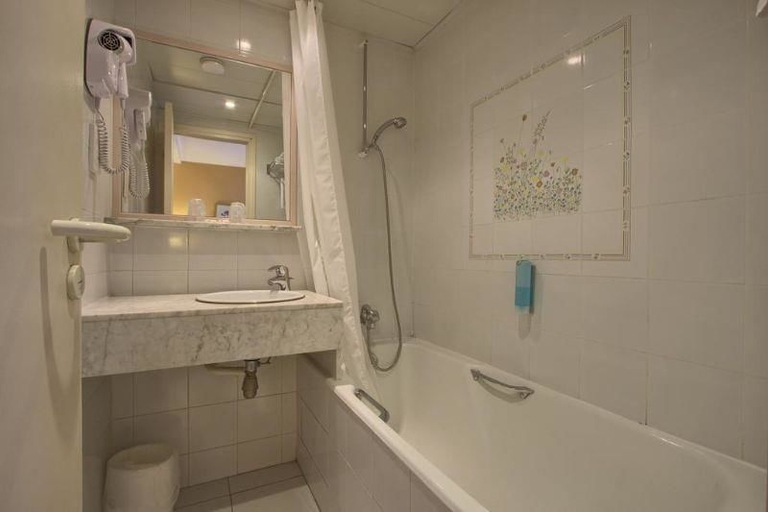 Bathroom 4, Hôtel du Jardin des Plantes, Paris