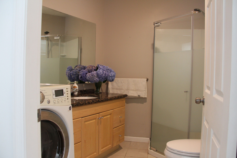 Bathroom 3, Ocean Park B&B, Greater Vancouver
