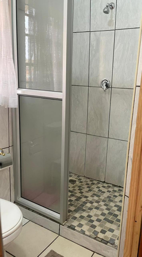 Bathroom 2, Hae Bed and Breakfast, Thabo Mofutsanyane