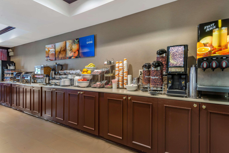 Food & Drinks 5, Comfort Suites Newark - Harrison, Newark
