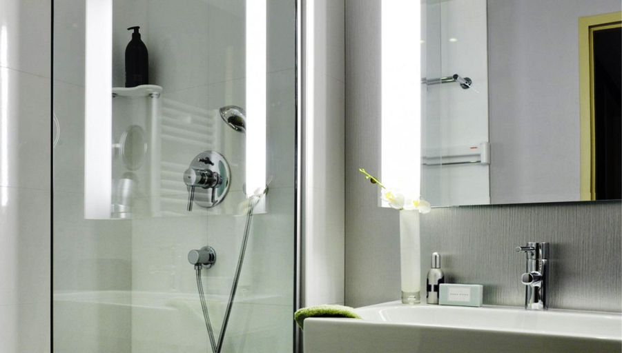Bathroom, Aparthotel Adagio La Défense Esplanade, Hauts-de-Seine