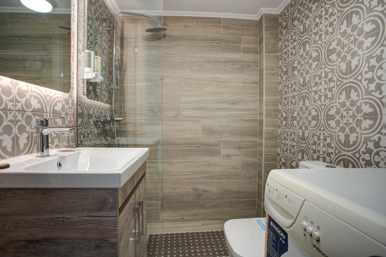 Bathroom 5, Heliotrope The Studios, North Aegean