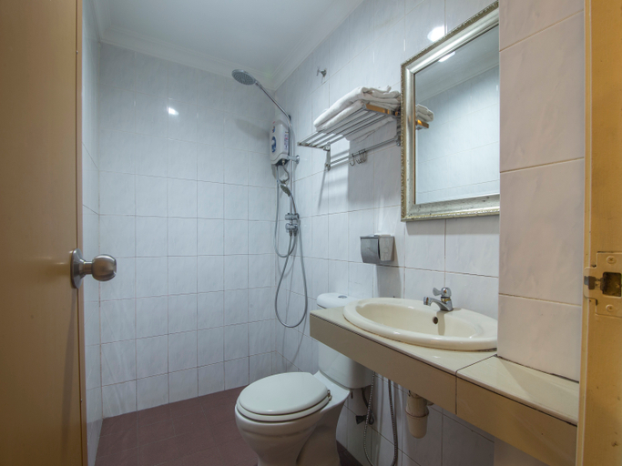 Bathroom 3, Super OYO 761 City Hotel, Kuala Lumpur