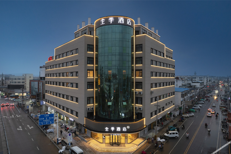 Exterior & Views