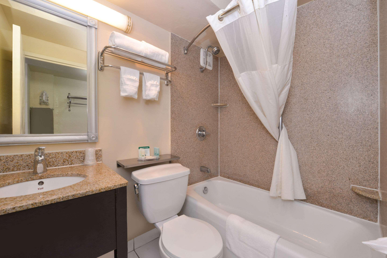 Bathroom 4, Quality Inn & Suites Montebello, Los Angeles