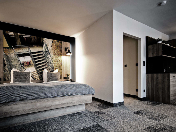 Bedroom 5, Alexxanders Restaurant & Bordinghouse, Chemnitz