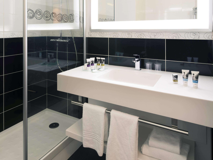 Bathroom 5, Mercure Lyon Charpennes, Rhône