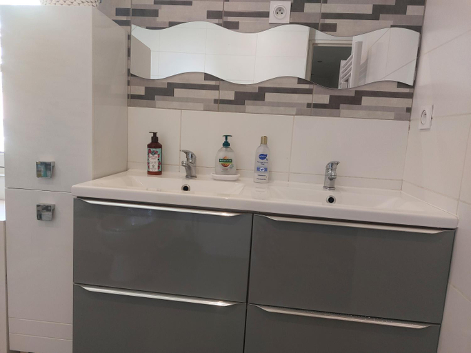 2, VILLA BELLA avec piscine et jacuzzi, Rhône