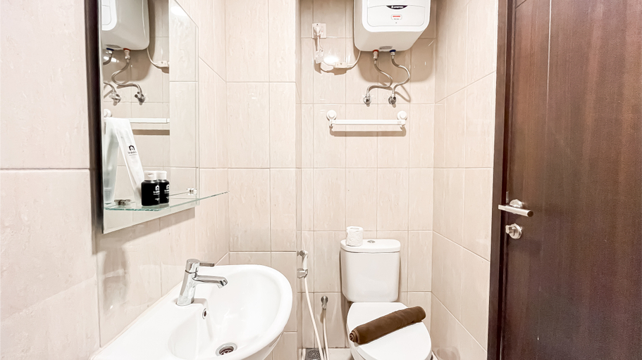 Bathroom 5, Elegant and Homey Studio Apartment Citra Living By Travelio, Jakarta Barat