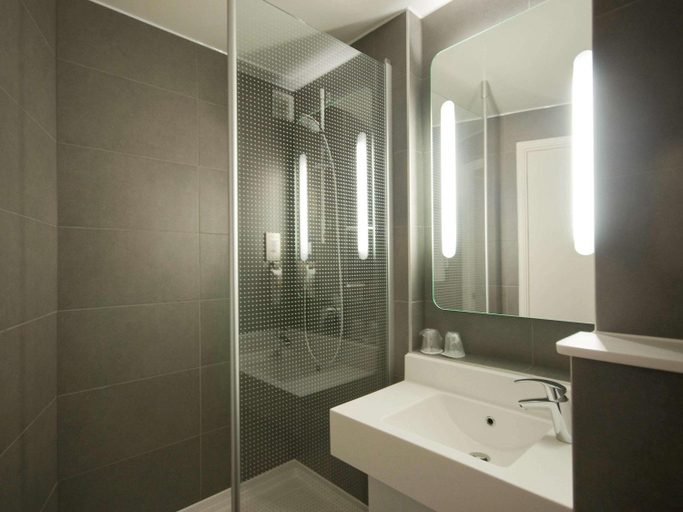 Bathroom 3, ibis London Heathrow Airport, London
