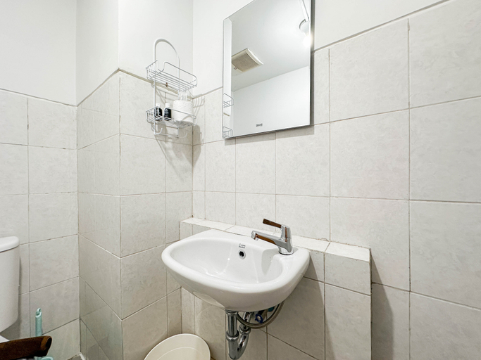 Bathroom 5, Good 2BR Apartment Suncity Residence By Travelio, Sidoarjo