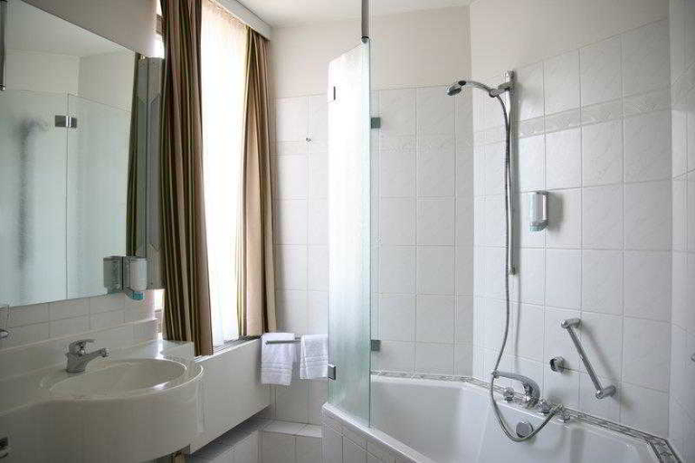 Bathroom 3, DORMERO Hotel Düsseldorf, Mettmann