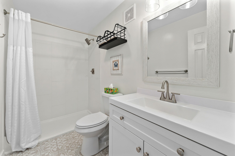 Bathroom, Moonraker 15, Baldwin