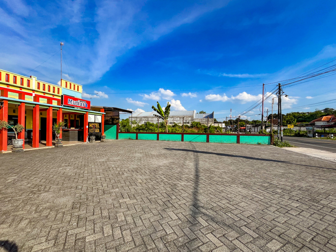 Exterior & Views 2, RedDoorz @ Hotel Mutiara Ponorogo, Ponorogo