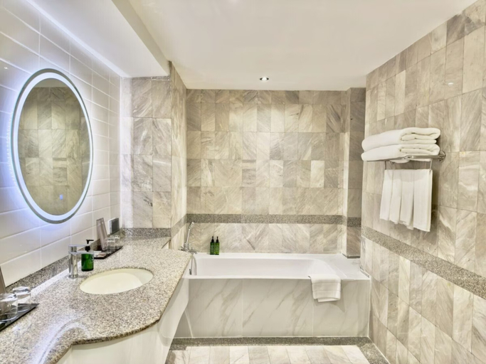 Bathroom 5, The Quarter Saphankhwai, Phaya Thai