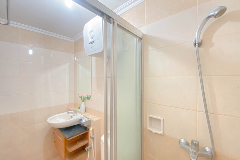 Bathroom 5, Elegant and Spacious 3BR at Grand Setiabudi Apartment By Travelio, Bandung