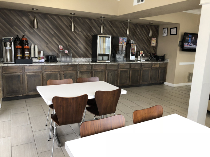 Food & Drinks, Super 8 by Wyndham Jackson/North, Hinds