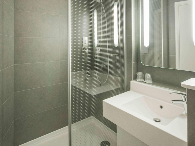 Bathroom 3, ibis London Heathrow Airport, London