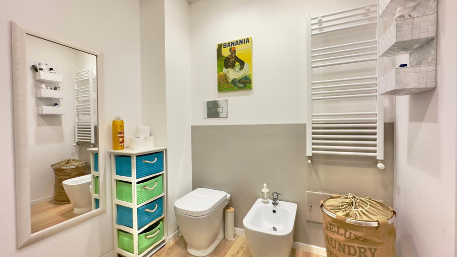 Bathroom 4, Merlo Holiday Room, Palermo