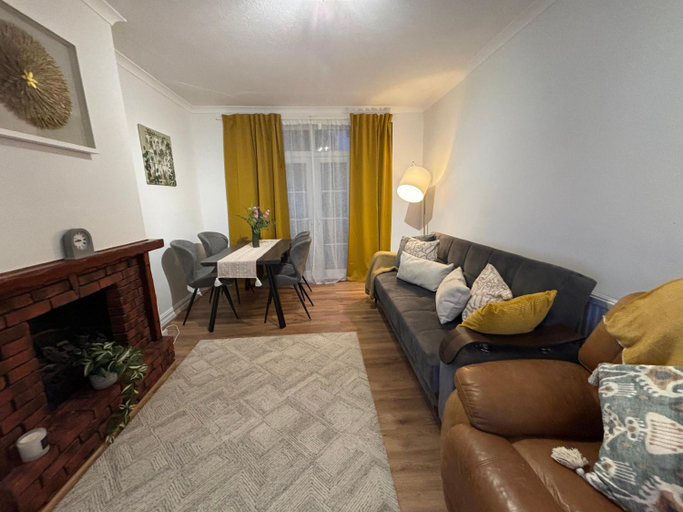 Others 4, Spacious 3 Bedroom Semi-Detached House, London
