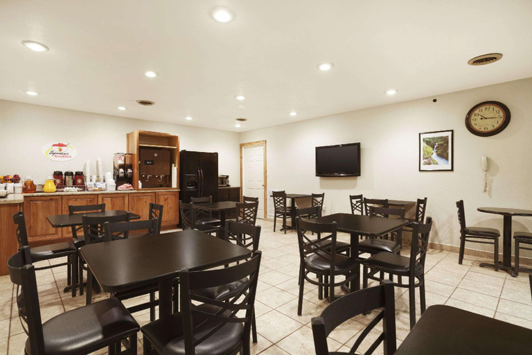 Food & Drinks 5, Super 8 by Wyndham Williston ND, Williams